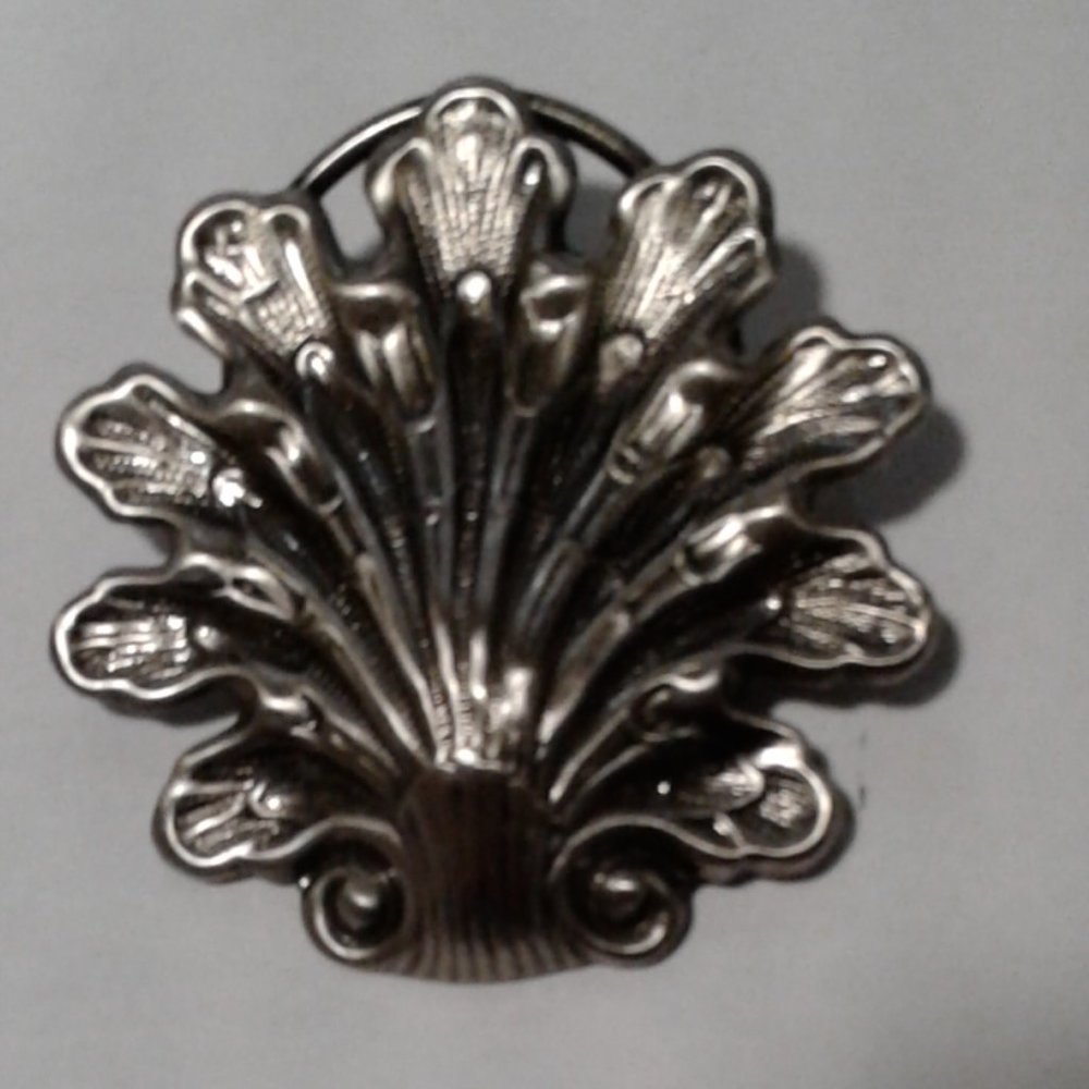 Vintage  Signed Jeri-Lou Silver Tone Repoussé Clam Shell Scarf Clip